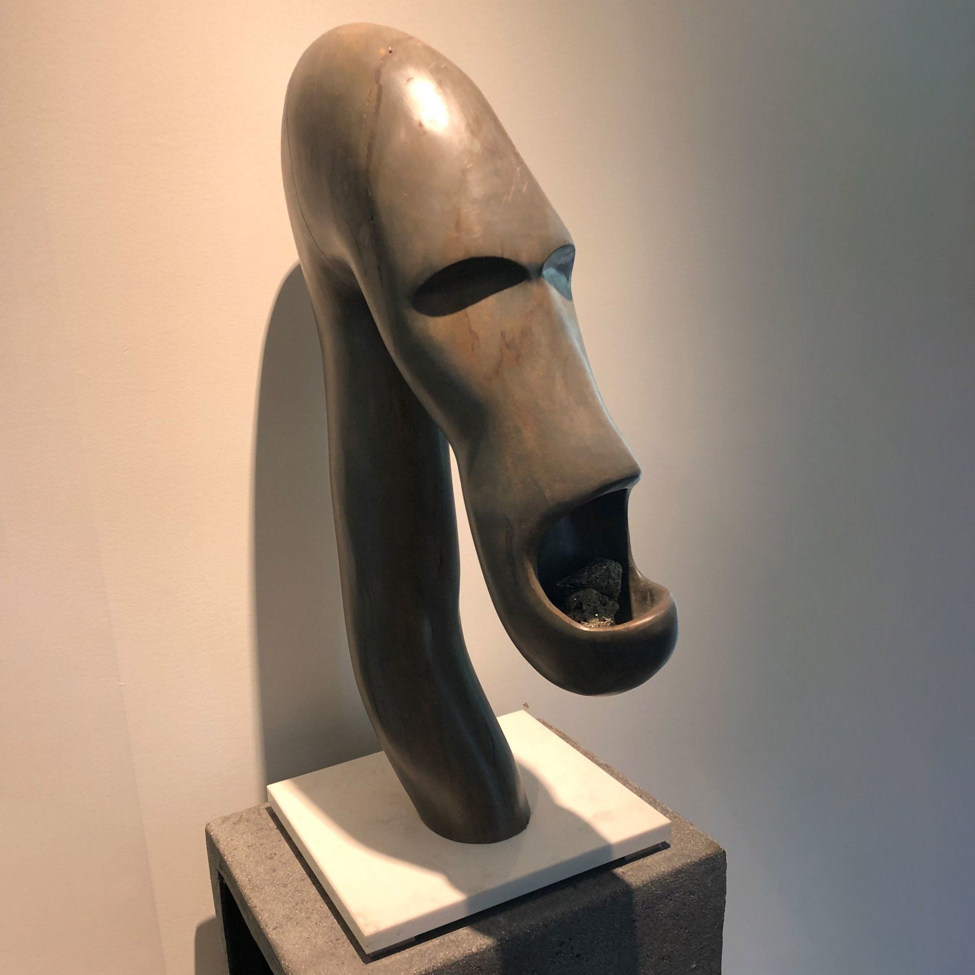 A statue of a horse 's head with its mouth open