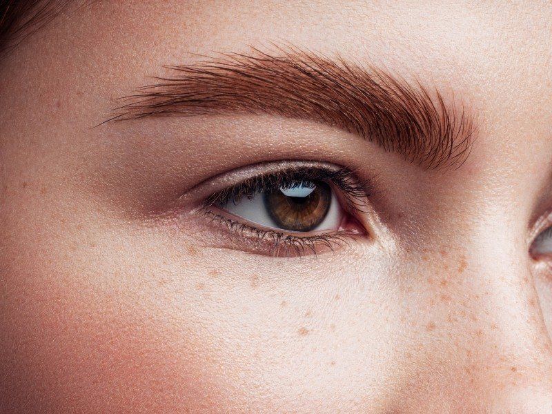 ragazza con pelle del viso distesa e luminosa