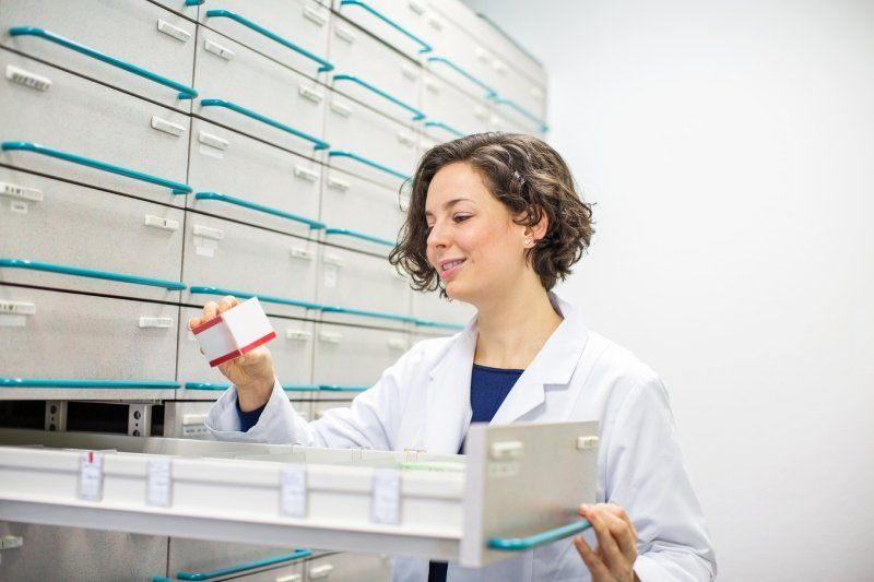 farmacista che cerca un prodotto