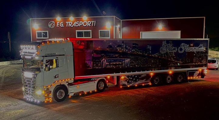 Mezzo con rimorchio per il trasporto di prodotti alimentari