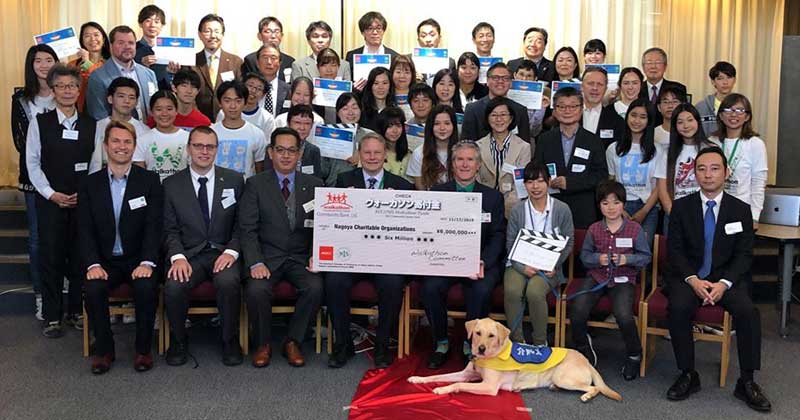 Group picture of participants holding a large ceremonial cheque at the 2019 Chubu Walkathon Funds Disbursement Ceremony