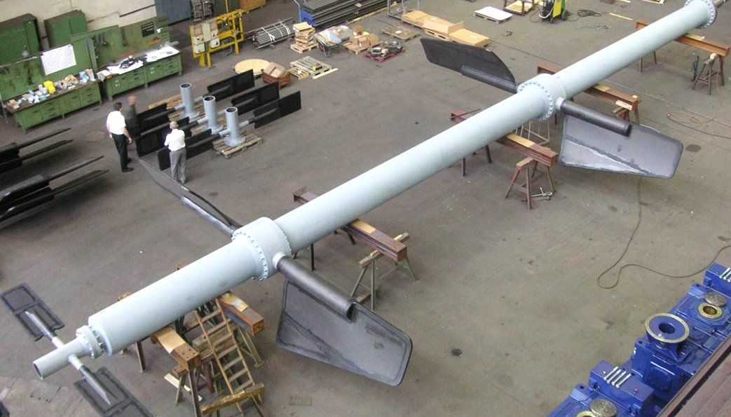 Agitador industrial Ekato de gran capacidad en fábrica