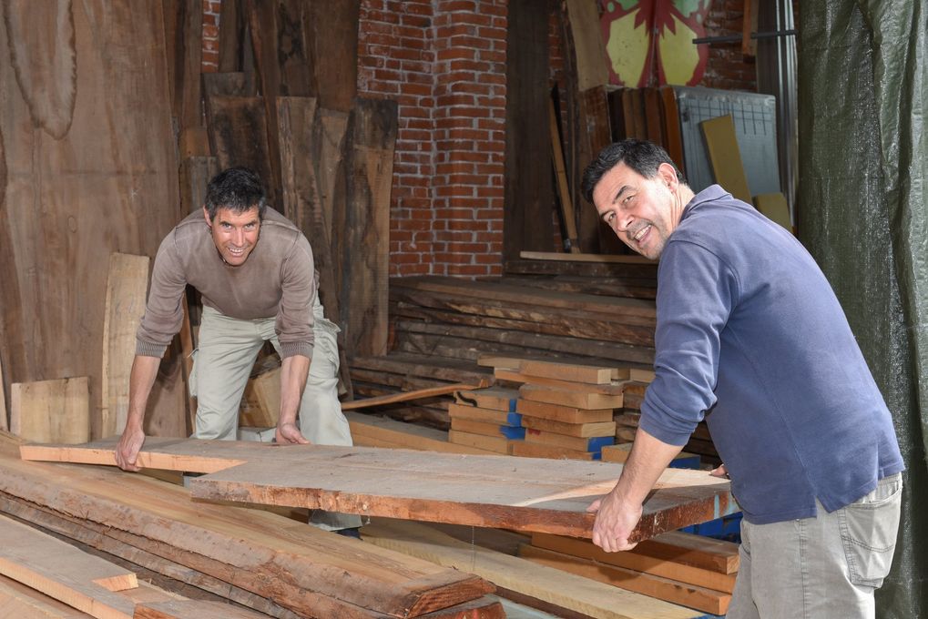 uomini  con trave legno