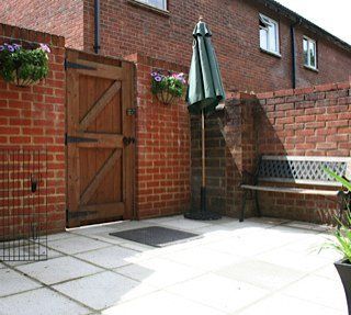 The outside yard of the dog parlour 1