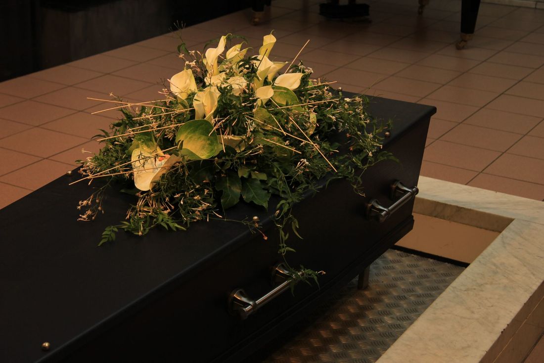 Cassa funebre con addobbi floreali