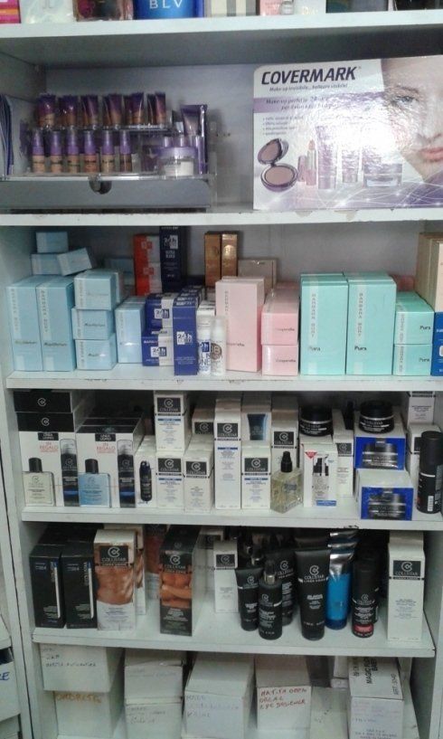 Scaffali pieni di cosmetici e prodotti per la cura della pelle in varie scatole e flaconi.