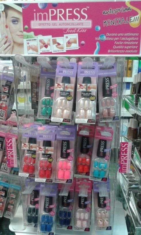 Esposizione di kit per manicure press-on imPRESS in vari colori, sullo scaffale di un negozio.