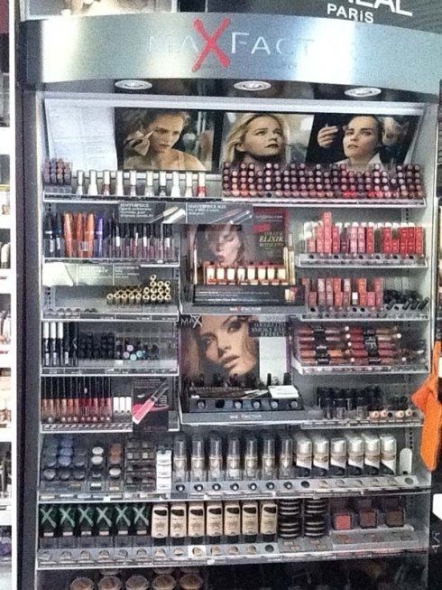 Vetrina per il trucco con vari prodotti del marchio Max Factor.