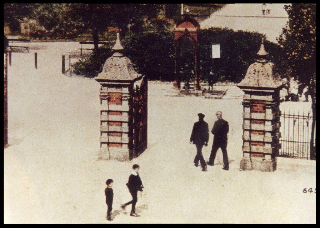 Neiles Boynton Billany . Fountain erected in West Park , Hull to honour his memory