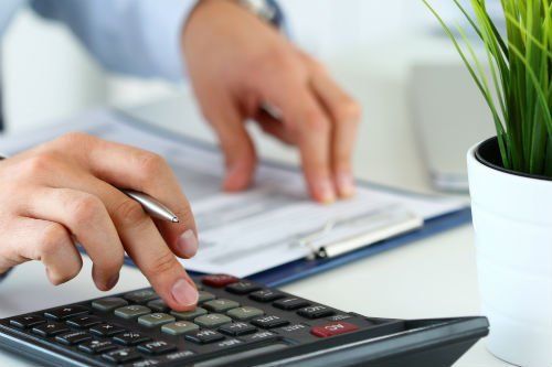 commercialista che effettua conti
