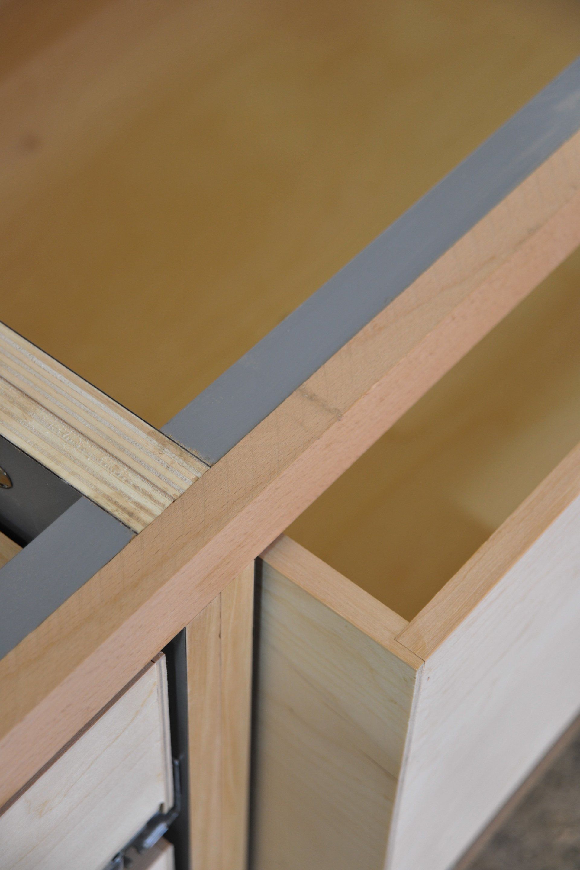 Cassetto in legno semi-aperto