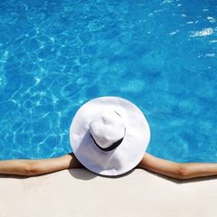 una ragazza mentre prende il sole in piscina
