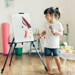 una bambina mentre dipinge