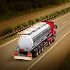 una camion mentre percorre l'autostrada