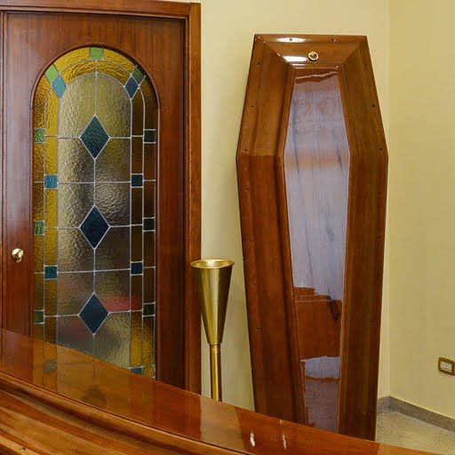 cofano funebre in legno