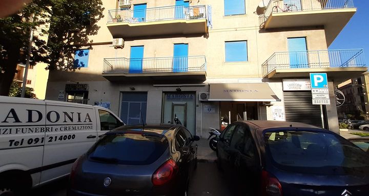 esterno dell'agenzia funebre