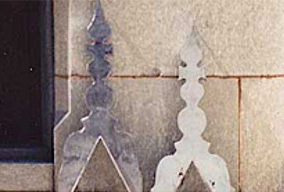 The ornament on the right is the replica. The one to the left is made from maintenance-free lead-coated copper.