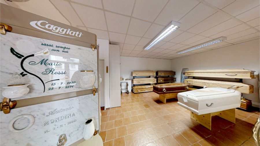 esposizione di lapidi e cofani funebri