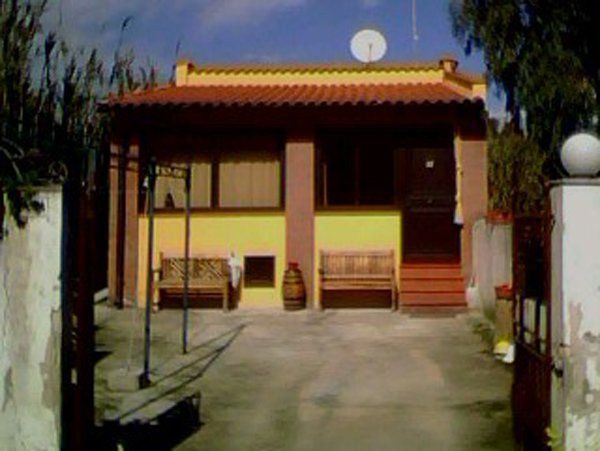 Esterno di una villetta  con facciata di colore giallo