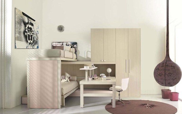 Camera da letto minimalista con mobili beige, letto, scrivania, armadio, quadri alle pareti e una chitarra in un angolo.
