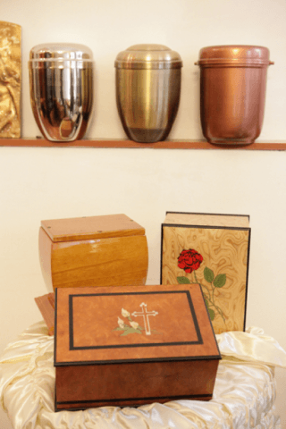 esposizione di urne funerarie