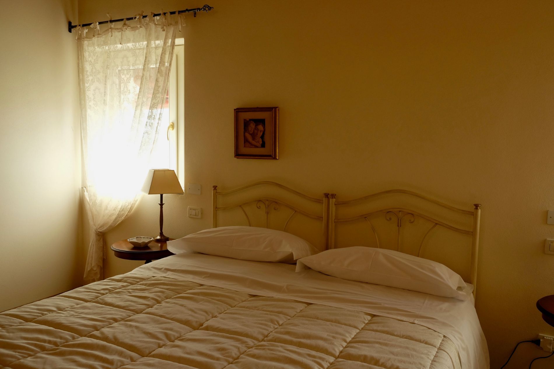 stanza con letto matrimoniale