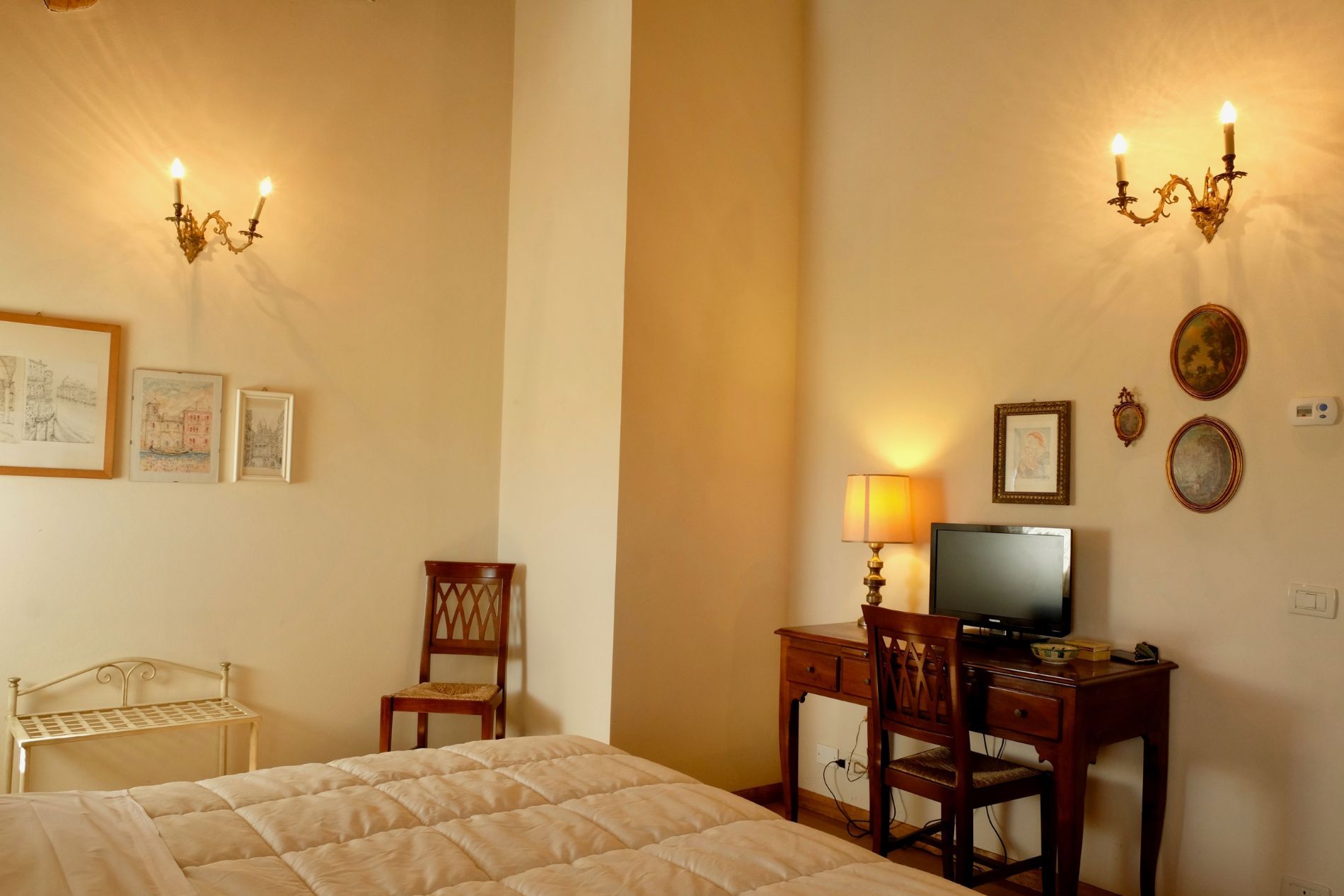 camera con letto matrimoniale