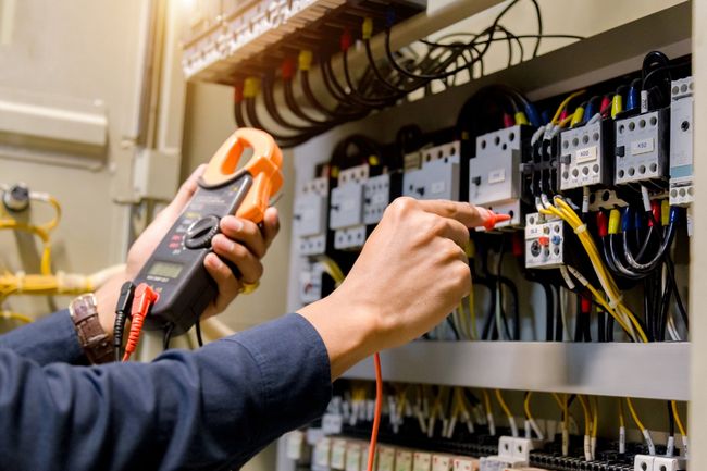 Measuring Voltage — Elma, WA — Schumacher Electric, Inc. Measuring Voltage — Elma, WA — Schumacher Electric, Inc.