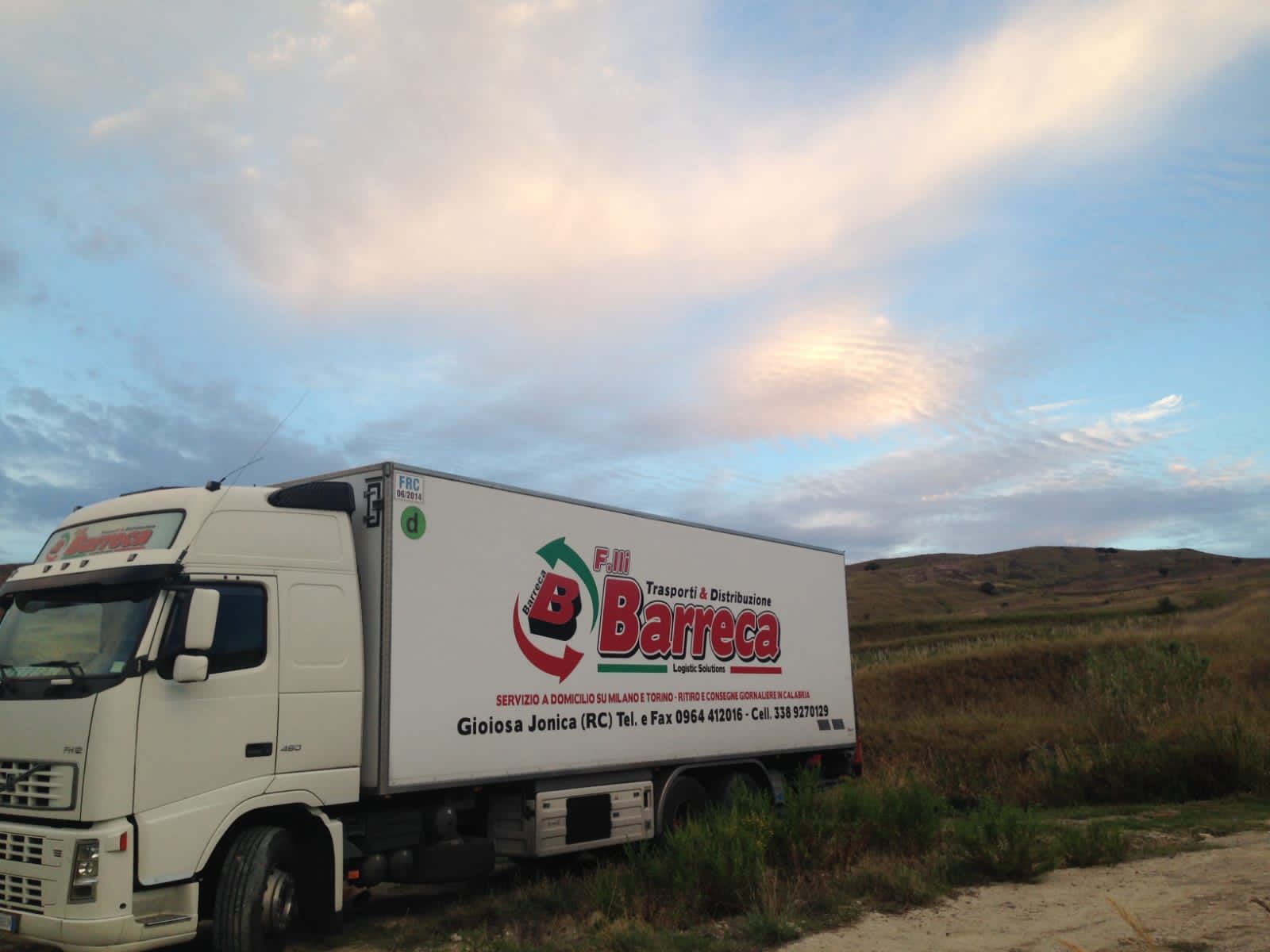 camion dell'azienda su strada