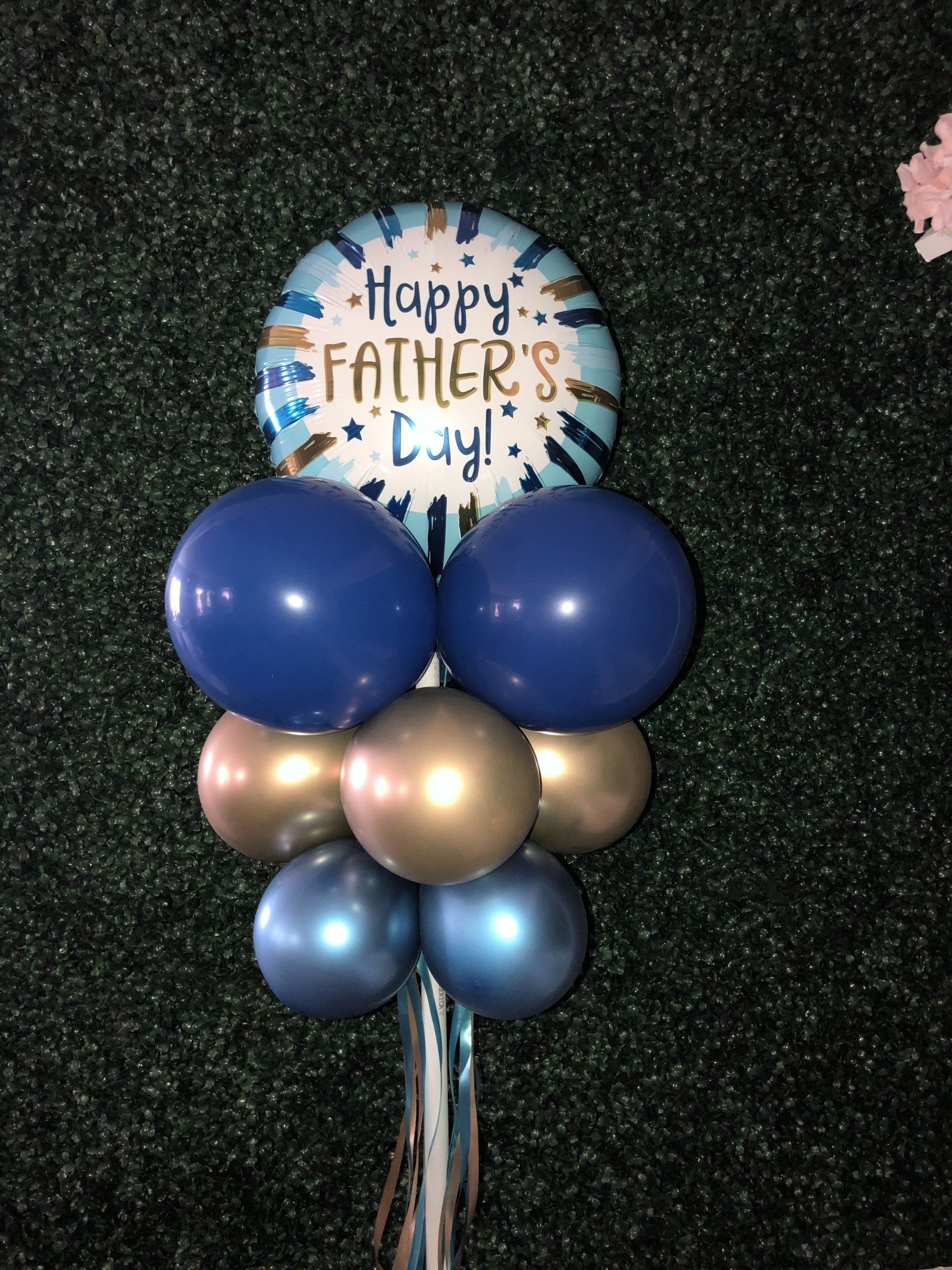 Round Happy Father’s Day balloon with blue balloon cluster for front yard celebration decor