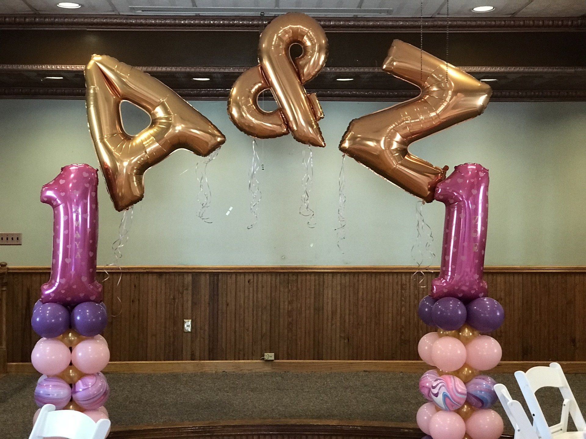 Two balloon columns with a 1 on top joined by an arch with 