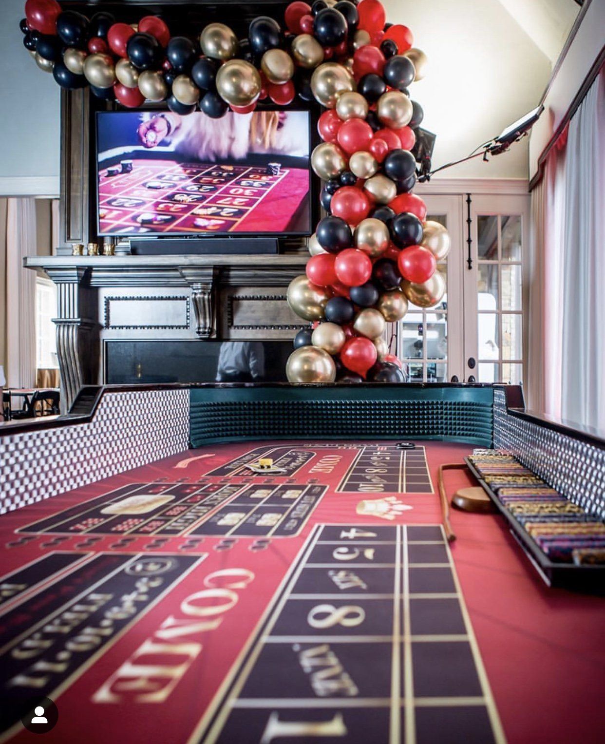 An elegant Vegas themed balloon garland.