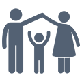 Una famiglia che si tiene per mano sotto il tetto di una casa.
