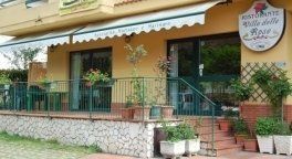 dehors di un ristorante con scale