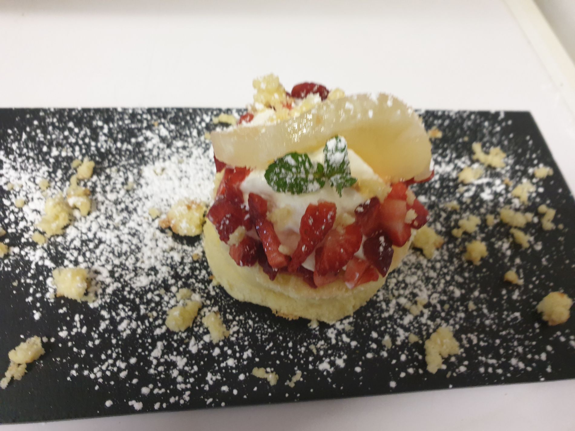 dessert con fragole e crumble