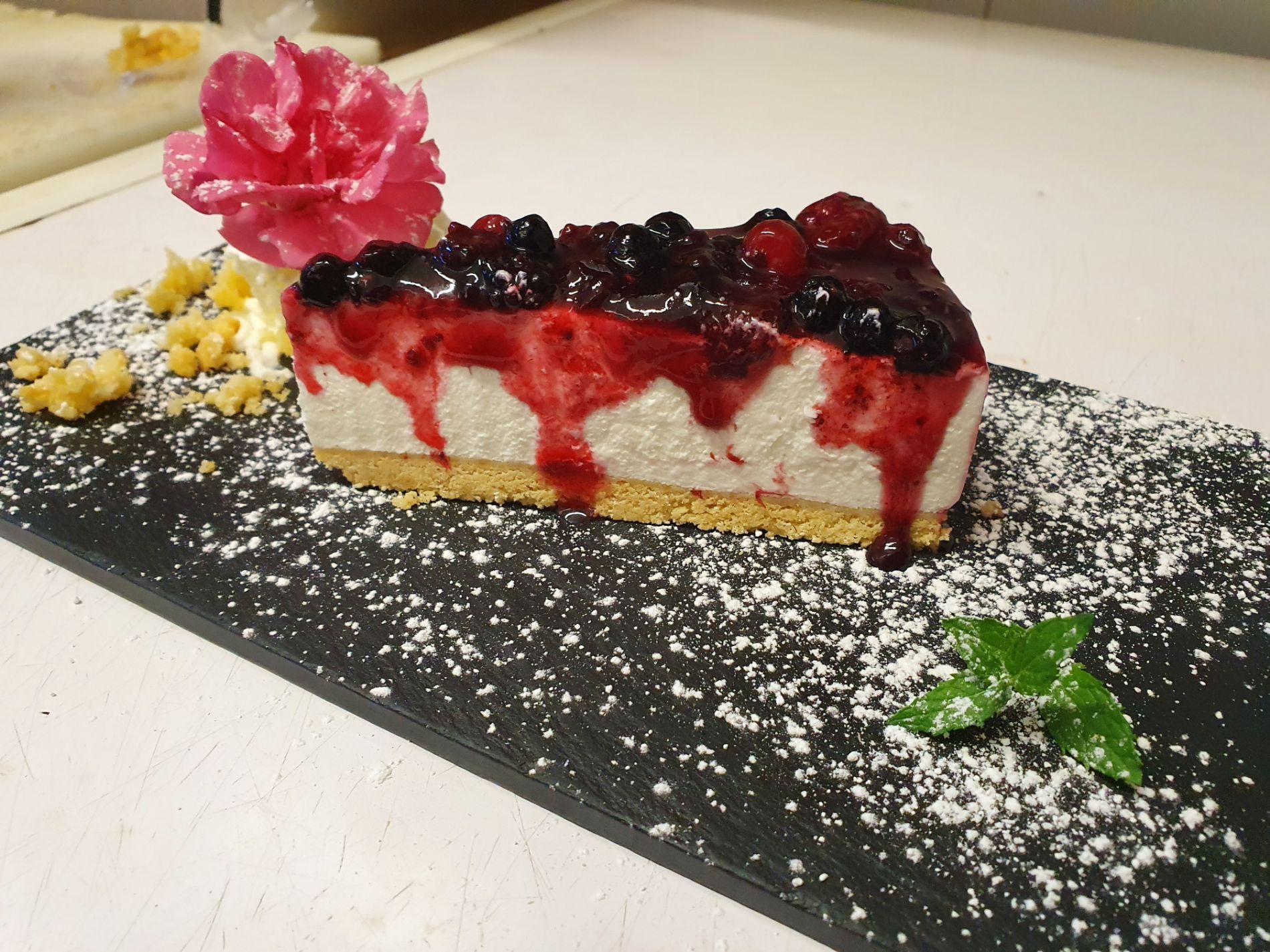 fetta di cheesecake ai frutti di bosco