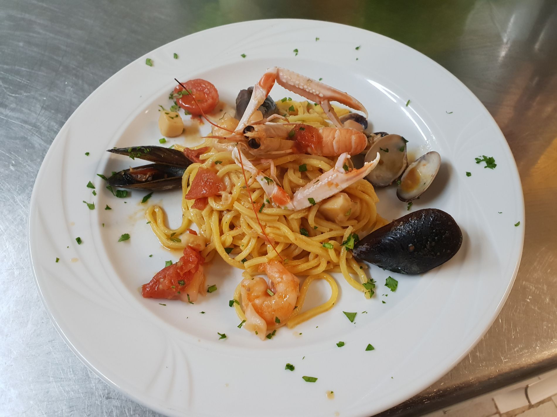 spaghetti con scampi, gamberetti e cozze