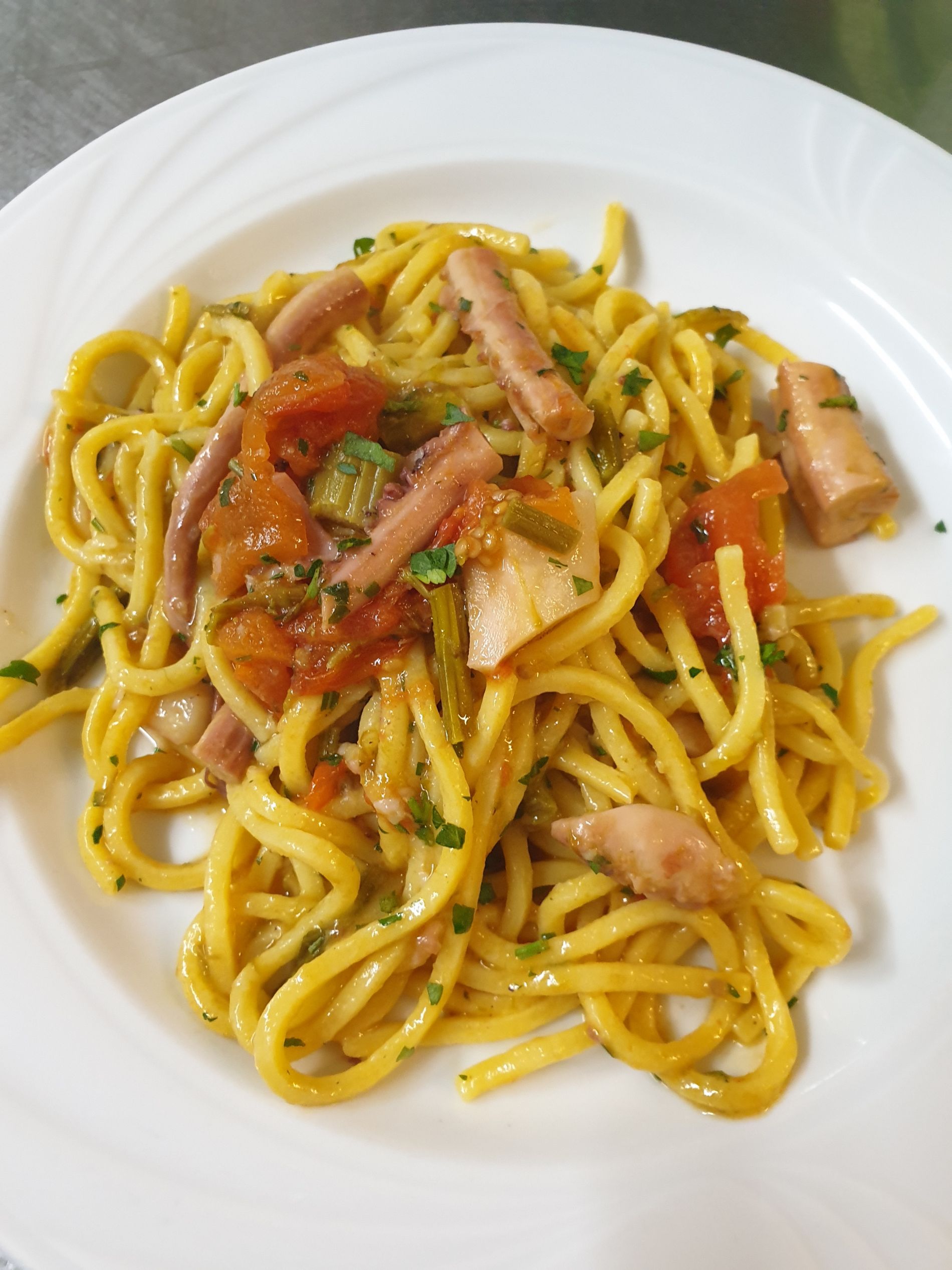 bucatini con sughetto di pesce