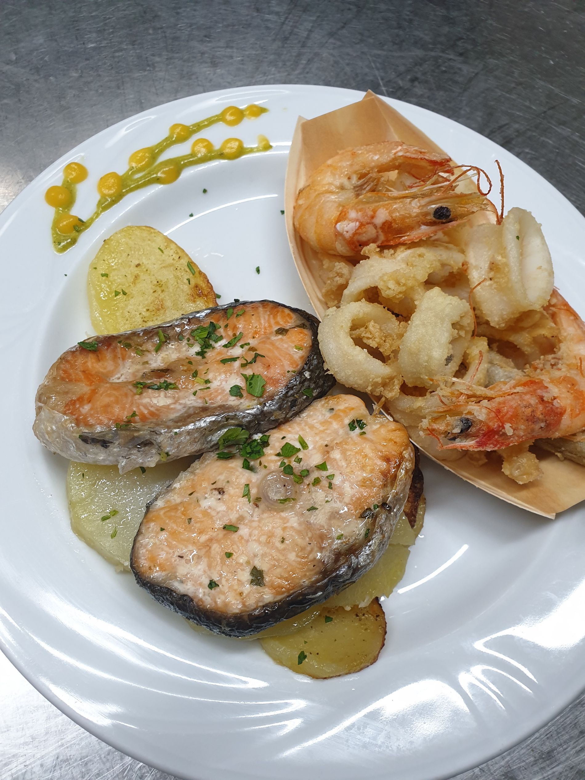 tranci di salmone con patate e frittura di pesce