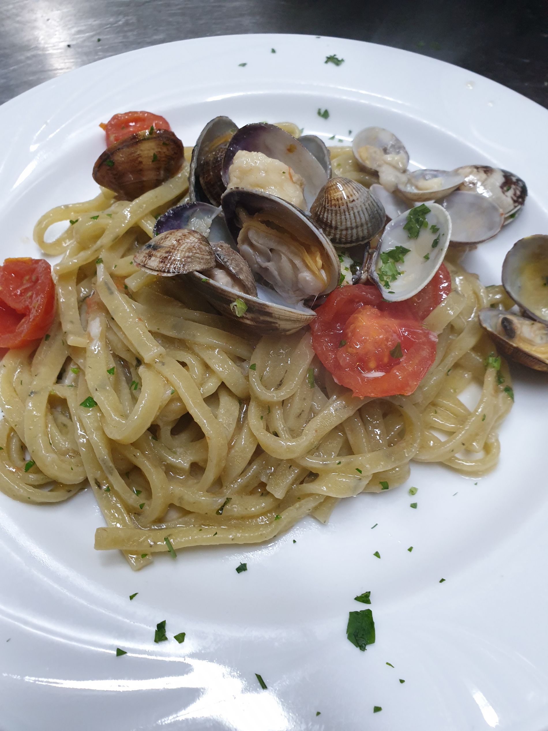 tagliolini con vongole e pomodorini