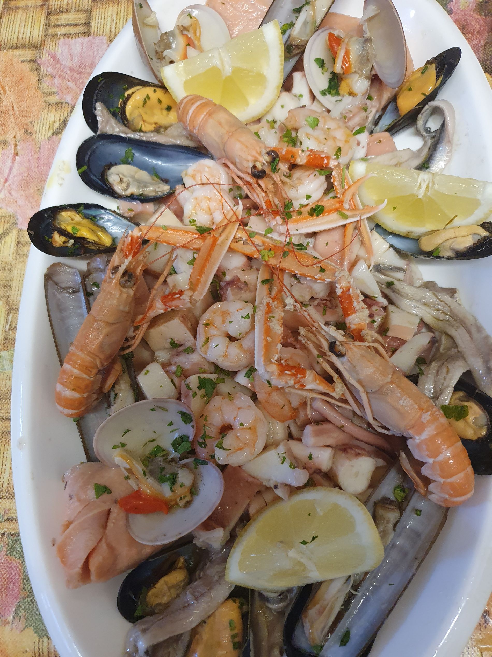 piatto da portata con frutti di mare