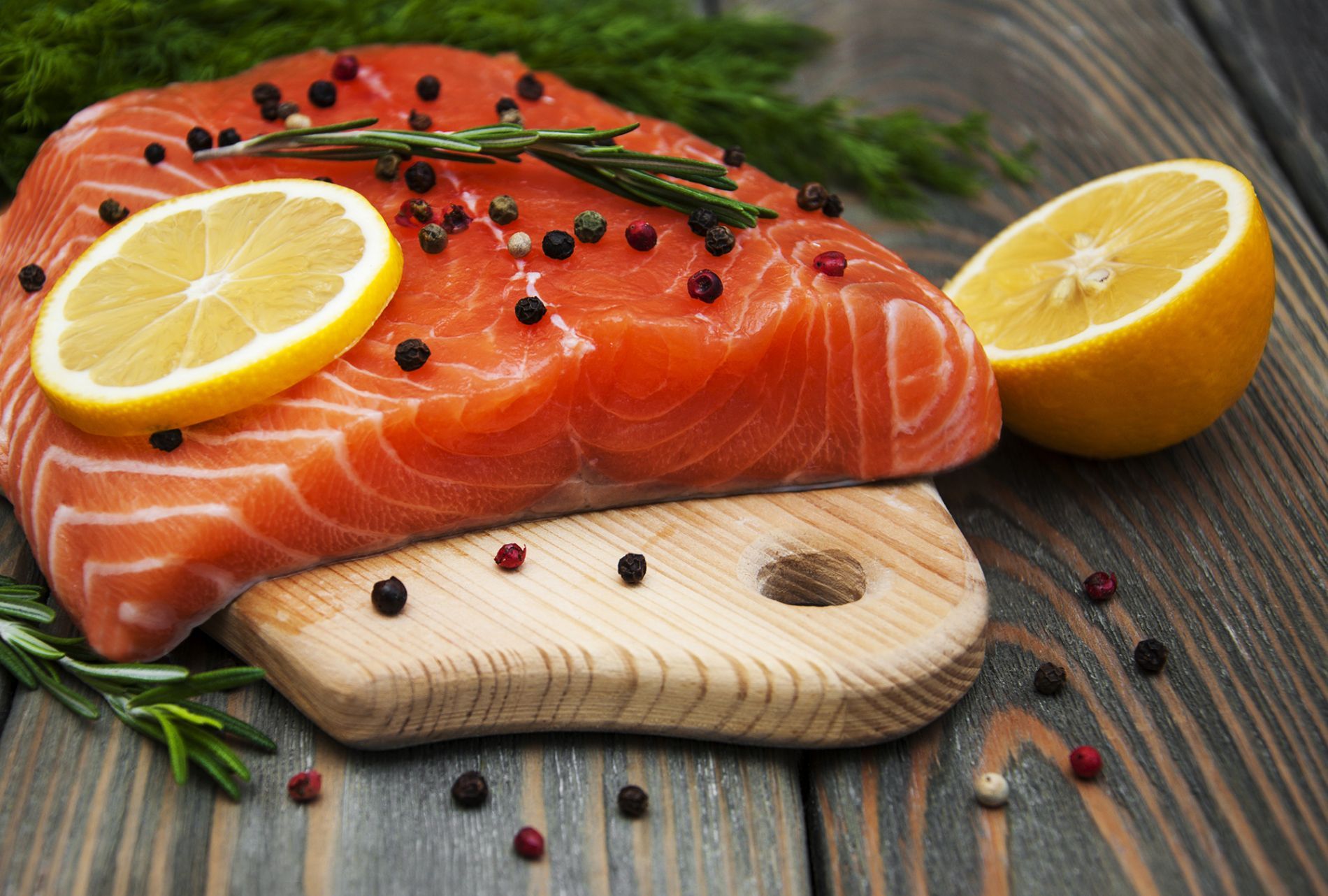 filetto di salmone con grani di pepe e limone