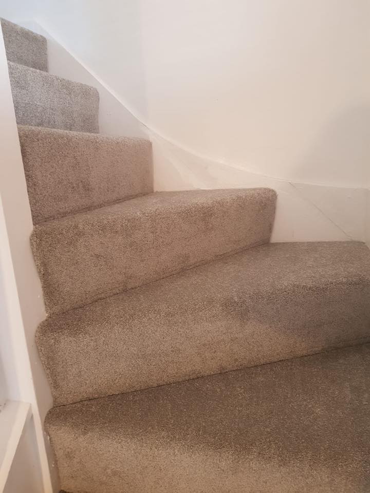 help-to-choose-the-right-carpet-for-stairs-cream-luxury-soft-hard-wearing