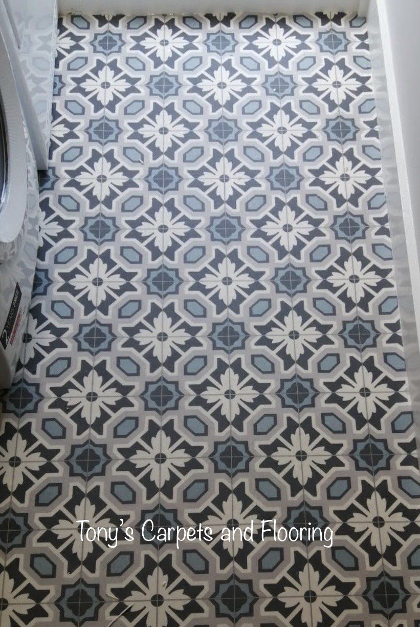 patterned vinyl flooring in a blue, white and black coulors, that is R10 slip resistant with a cushioned backing for extra comfort lino, water proof flooring