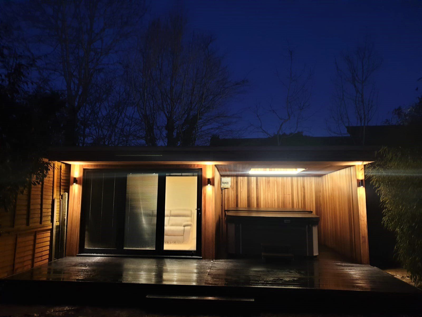 Garden room with covered jacuzzi hot tub area