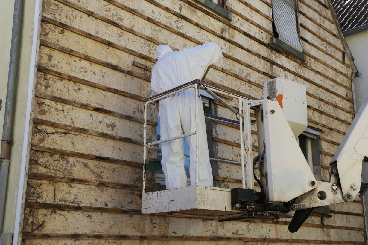 addetto alla rimozione dell'amianto