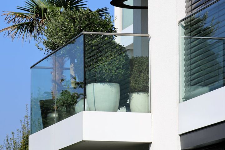 balcone moderno con parapetto in vetro minimal