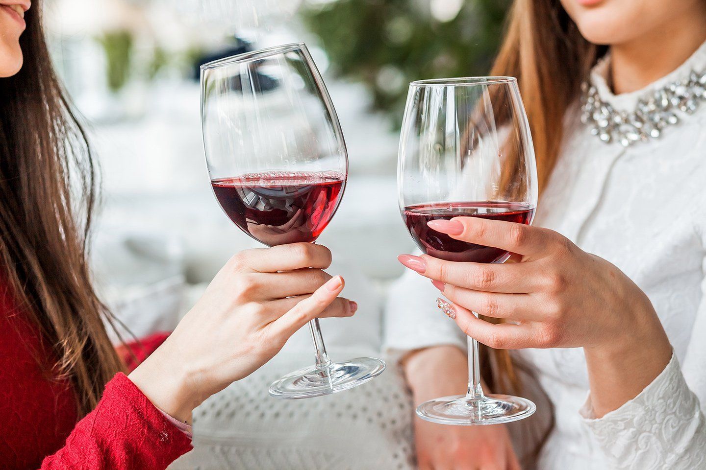 ragazze con calici di vino rosso