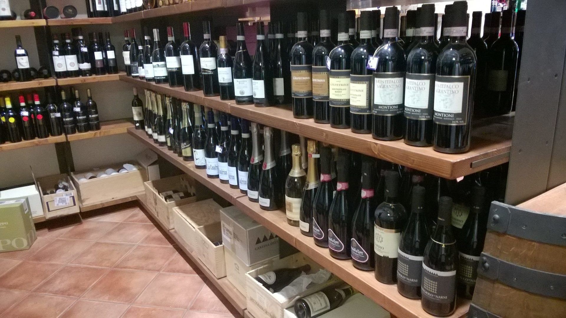 scaffali con bottiglie di vino