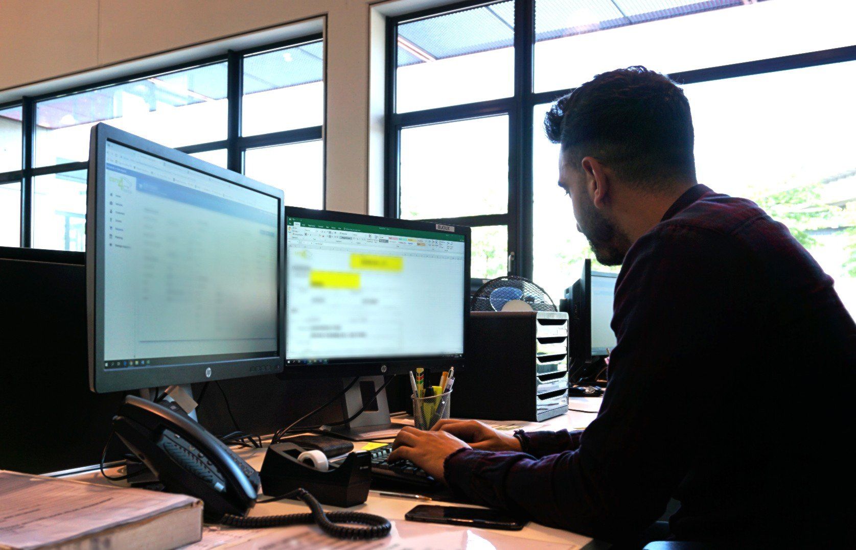 Employee of care for fleets doing administrative tasks on PC.